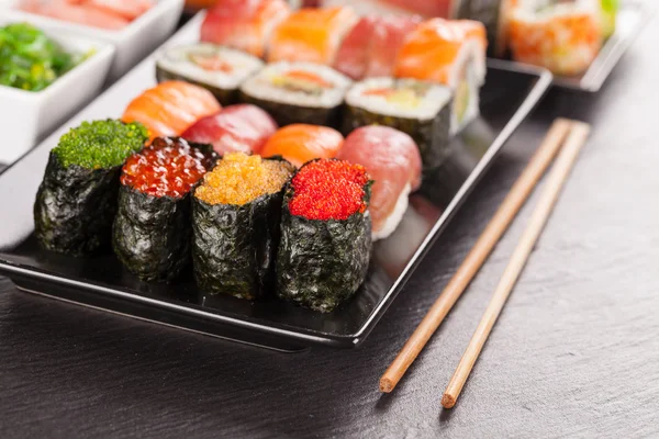 Sushi bitar med pinnar — Stockfoto