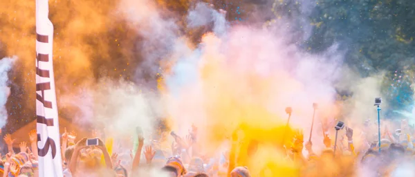 Close-up of marathon runners with colored powder — Stok fotoğraf