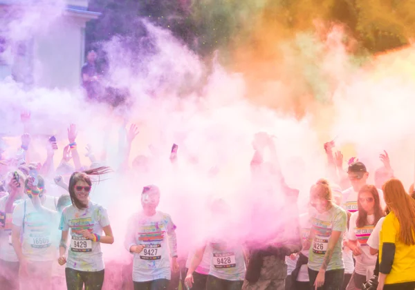 Praga, REPÚBLICA CHECA - 30 DE MAYO DE 2015: Praga color run 2015. Personas de todos los ámbitos de la vida participaron en la carrera del primer año de Praga Color Run . — Foto de Stock