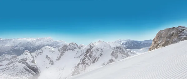 Alpes vista panorâmica no inverno neve tempo — Fotografia de Stock