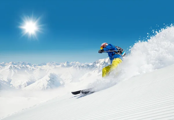 Man skiër lopen bergafwaarts — Stockfoto