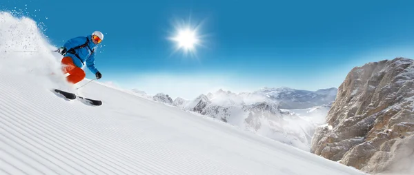 Adam kayakçı yokuş aşağı çalışan — Stok fotoğraf