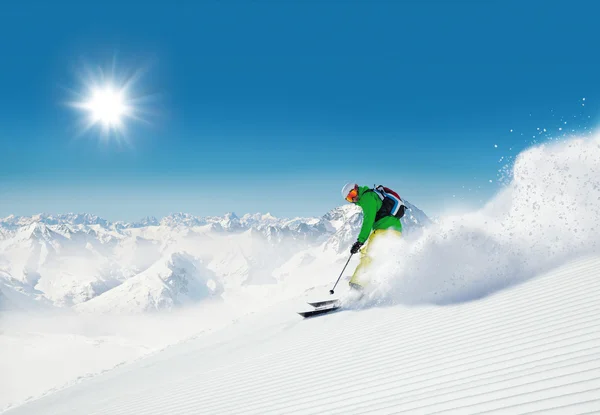 Hombre esquiador corriendo cuesta abajo — Foto de Stock