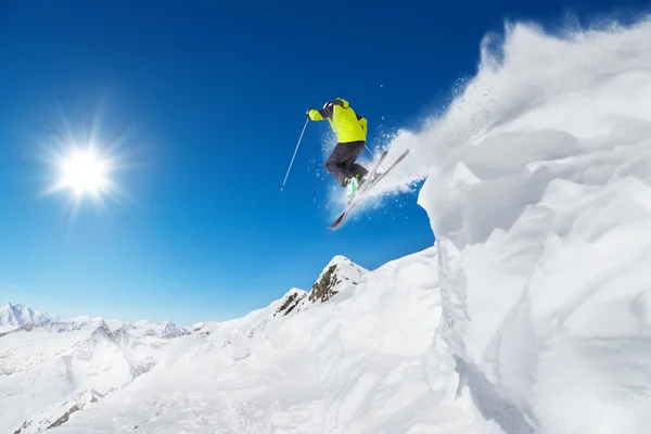 Springen skiër op-stap-springen — Stockfoto