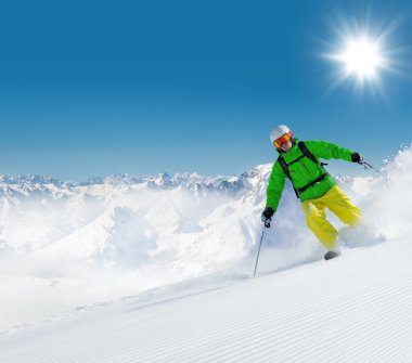 Adam kayakçı yokuş aşağı çalışan