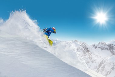 Adam kayakçı yokuş aşağı çalışan