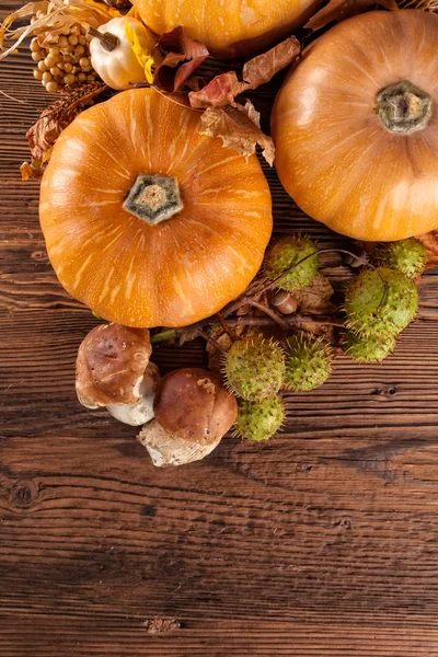 Caída de frutas y verduras en madera. Concepto de Acción de Gracias —  Fotos de Stock