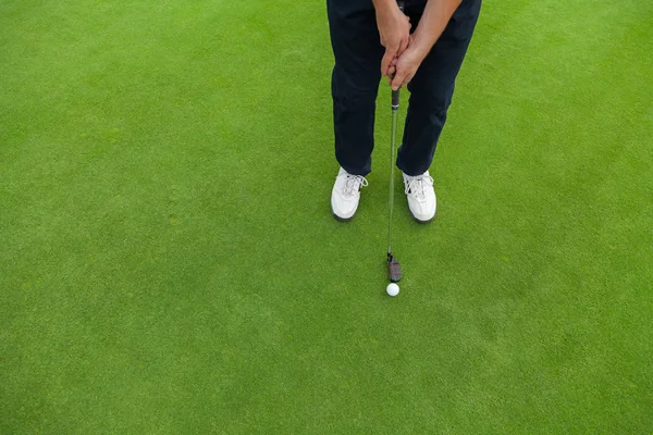 Jogador de golfe no putting green — Fotografia de Stock