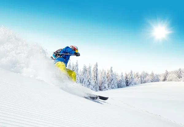 Homem esquiador correndo downhill — Fotografia de Stock