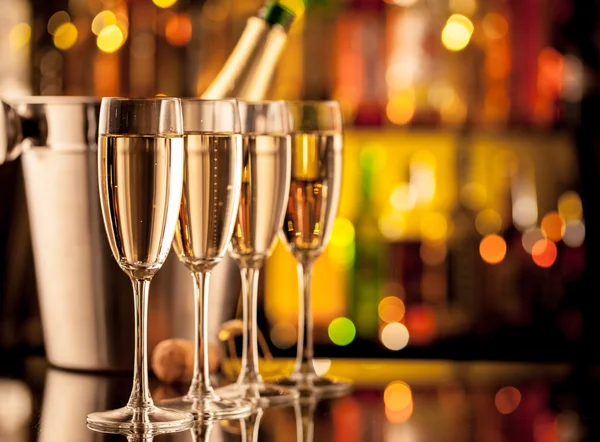 Glazen champagne op toog — Stockfoto