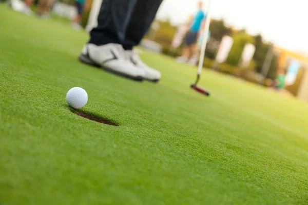 Giocatore di golf al putting green — Foto Stock