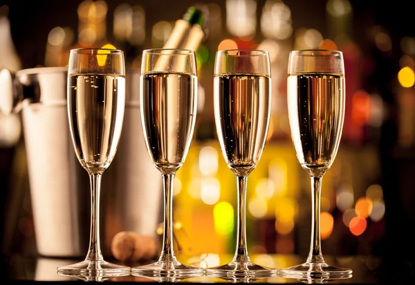 Copas de champán en el mostrador del bar — Foto de Stock
