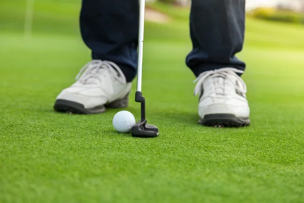 Golf player at the putting green — Stock Photo, Image