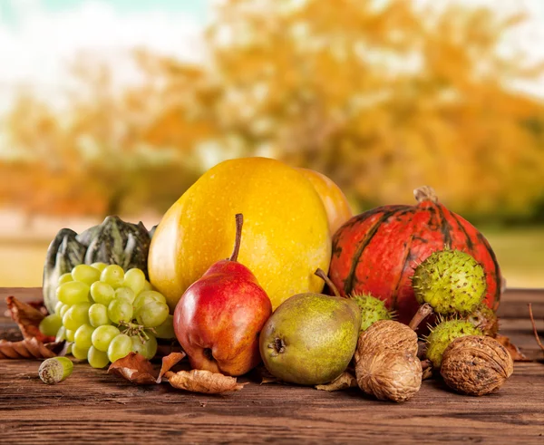 Queda de frutas e legumes em madeira. Conceito de ação de graças — Fotografia de Stock
