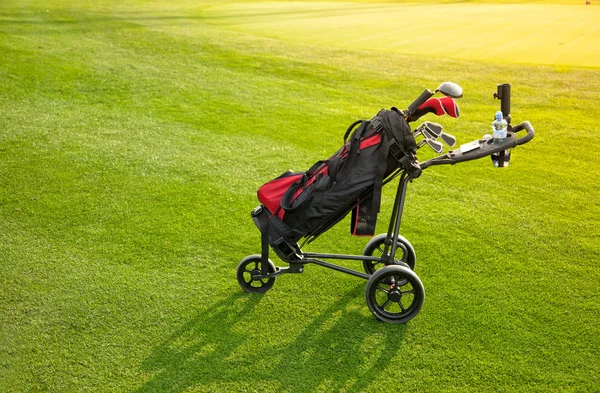 Clubes de golf profesionales en un equipaje al atardecer —  Fotos de Stock