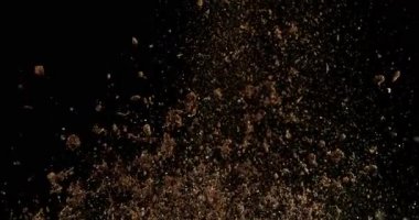 Uçan Toprağın Havadaki Süper Yavaş Hareketi. Yüksek Hız Sineması Kamerası 'nda çekildi, 1000fps. Kara Arkaplanda İzole Edilmiş.