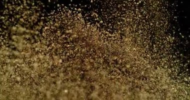 Uçan Toprağın Havadaki Süper Yavaş Hareketi. Yüksek Hız Sineması Kamerası 'nda çekildi, 1000fps. Kara Arkaplanda İzole Edilmiş.