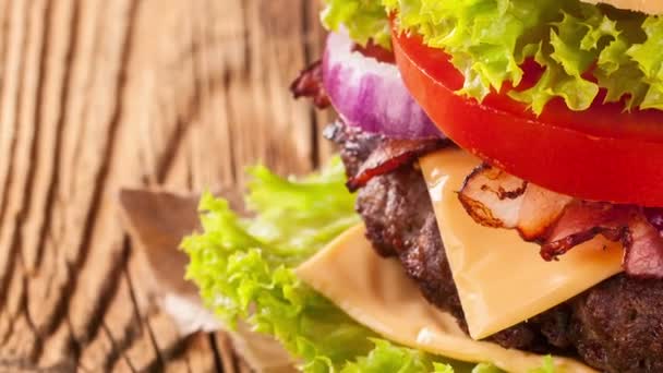 Posunutí pohybu čerstvých hamburgerů — Stock video