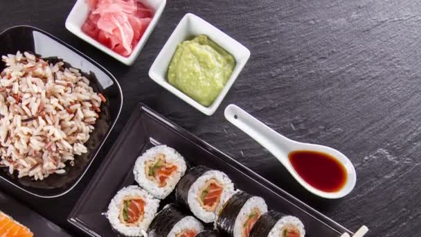 Movimento deslizante de comida de sushi — Vídeo de Stock