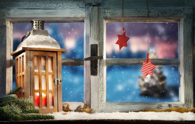 Fener kışın pencere eşiğinde