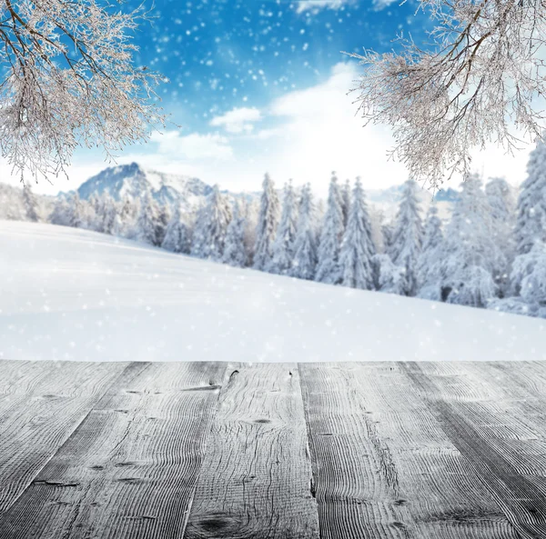 Winterlandschap met houten planken — Stockfoto