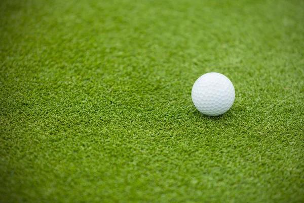 Μπάλα του γκολφ για το πράσινο γκαζόν — Φωτογραφία Αρχείου
