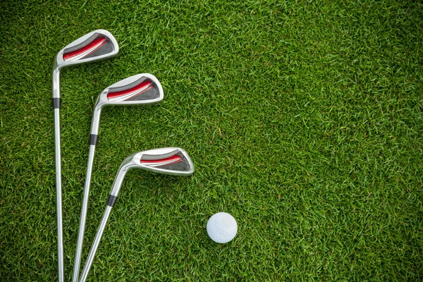 Golf klubok és a labda, fű — Stock Fotó