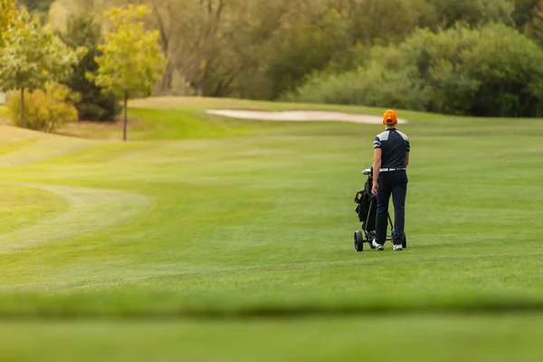 Golf-lejátszó a zöld gyep — Stock Fotó