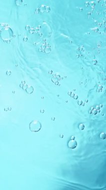 Köpüren Mavi Suyun Süper Yavaş Hareketi. Ekstrem Makro Vuruş, Soyut Doku. High Speed Cinema Camera 'da çekildi, 1000 fps. Dikey Görünüm Oranı.
