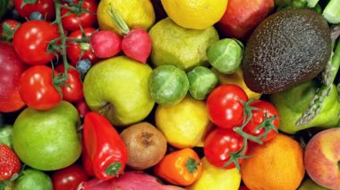 Çeşitli Taze Meyveler ve Sebzeler. Kamera Hareket Kontrol Sistemi 'ne yerleştirildi. High Speed Cinema Camera 'da çekilmiştir. Hareketli Kamera.