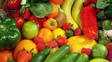 Çeşitli Taze Meyveler ve Sebzeler. Kamera Hareket Kontrol Sistemi 'ne yerleştirildi. High Speed Cinema Camera 'da çekilmiştir. Hareketli Kamera.