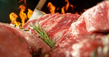 Çiğ Çeşit Çeşit Et Yığını. High Speed Cinema Camera 'da çekilmiştir. Et Hazırlama Konsepti, Arkaplanda Yangın. Kamera Hareket Kontrol Sistemi 'ne Yerleştirildi.