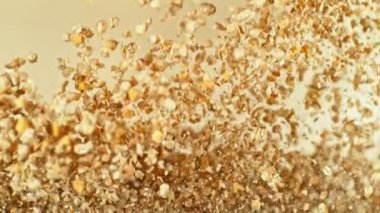 Uçan Kahvaltılık Gevreklerin Süper Yavaş Hareketi havalandı. Kahverengi Arka plan 'da izole edilmiş. Kamera Hareket Ediyor. Yüksek Hız Sinema Kamerası, 1000 fp..