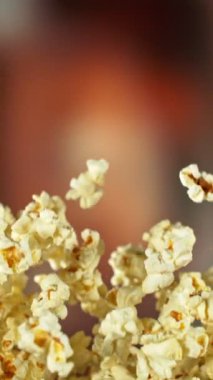 Süper Yavaş Uçan Patlamış Mısır Hareketi. Yüksek Hız Sineması Kamerası 'nda çekildi, 1000fps. Dikey Görünüm Oranı.