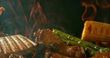 Izgarada ızgara et ve ateş karışımı. Barbekü ve Lezzetli Taze Yemek. Slow Motion, High Speed Cinema Camera 'da çekildi. Hareketli Kamera.