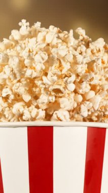 Patlayan patlamış mısırın Süper Yavaş Hareketi. Uçan Gıdanın Stüdyo Çekimi. Yüksek Hız Sineması Kamerası 'nda çekildi, 1000fps. Dikey Görünüm Oranı.