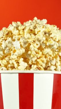 Patlayan patlamış mısırın Süper Yavaş Hareketi. Uçan Gıdanın Stüdyo Çekimi. Yüksek Hız Sineması Kamerası 'nda çekildi, 1000fps. Dikey Görünüm Oranı.