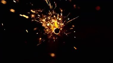 Yanan Maytap Süper Yavaş Hareketi Kara Arkaplanda İzole Edildi. Yüksek Hız Sinema Kamerası, 1000fps.