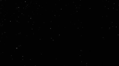 Saf Kara Arkaplan 'da Yüksek Hızda Kamerayla Düşen Kar' ın Yavaş Çekimi. Kış Atmosferleri, Geçişler ve Görsel Efektler için VFX ya da Birleşik Kaplama Olarak Mükemmel.