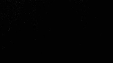 Saf Kara Arkaplan 'da Yüksek Hızda Kamerayla Düşen Kar' ın Yavaş Çekimi. Kış Atmosferleri, Geçişler ve Görsel Efektler için VFX ya da Birleşik Kaplama Olarak Mükemmel.