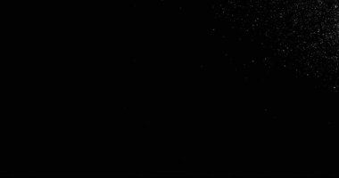 Saf Kara Arkaplan 'da Yüksek Hızda Kamerayla Düşen Kar' ın Yavaş Çekimi. Kış Atmosferleri, Geçişler ve Görsel Efektler için VFX ya da Birleşik Kaplama Olarak Mükemmel.