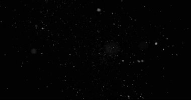 Slow Motion Moage of Flying Snow 'un Kara Arkaplan' daki yüksek hızlı bir kamerayla kameraya çekilmesi. Kış Atmosferleri, Geçişler ve Görsel Efektler için VFX ya da Birleşik Kaplama Olarak Mükemmel.