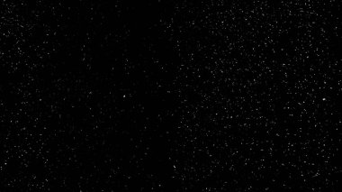 Düşen kar taneleri siyah arka planda izole edilmiş. Kış kar ocağı