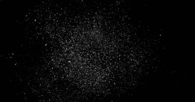 Düşen kar taneleri siyah arka planda izole edilmiş. Kış kar ocağı