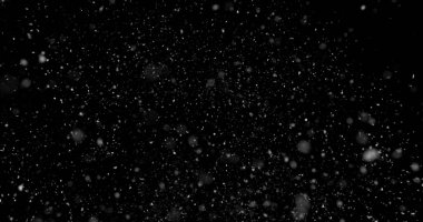 Düşen kar taneleri siyah arka planda izole edilmiş. Kış kar ocağı