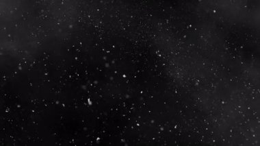 Saf Kara Arkaplan 'da Yüksek Hızda Kamerayla Düşen Kar' ın Yavaş Çekimi. Kış Atmosferleri, Geçişler ve Görsel Efektler için VFX ya da Birleşik Kaplama Olarak Mükemmel.