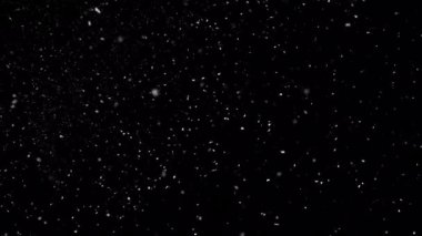 Saf Kara Arkaplan 'da Yüksek Hızda Kamerayla Düşen Kar' ın Yavaş Çekimi. Kış Atmosferleri, Geçişler ve Görsel Efektler için VFX ya da Birleşik Kaplama Olarak Mükemmel.