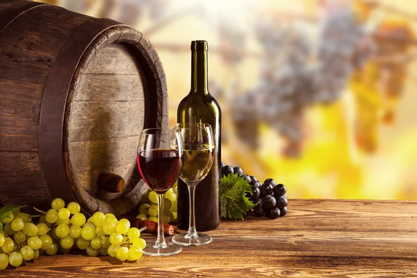 Kırmızı ve beyaz şarap şişe ve cam wodden fıçısı üzerinde — Stok fotoğraf