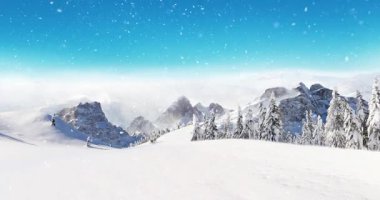 Yavaşça düşen kar taneleri atmosferik bir kış alp manzarası oluşturur. Kış arkaplanı ya da hareket tasarımı ve ortam video projeleri için doğa temalı görsel olarak ideal.