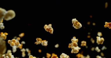 Düşen Patlamış Mısırın Süper Yavaş Hareketi, Geniş Açı Atış. Kara Arkaplan 'da izole edilmiş. Yüksek Hız Sinema Kamerası, 1000fps.